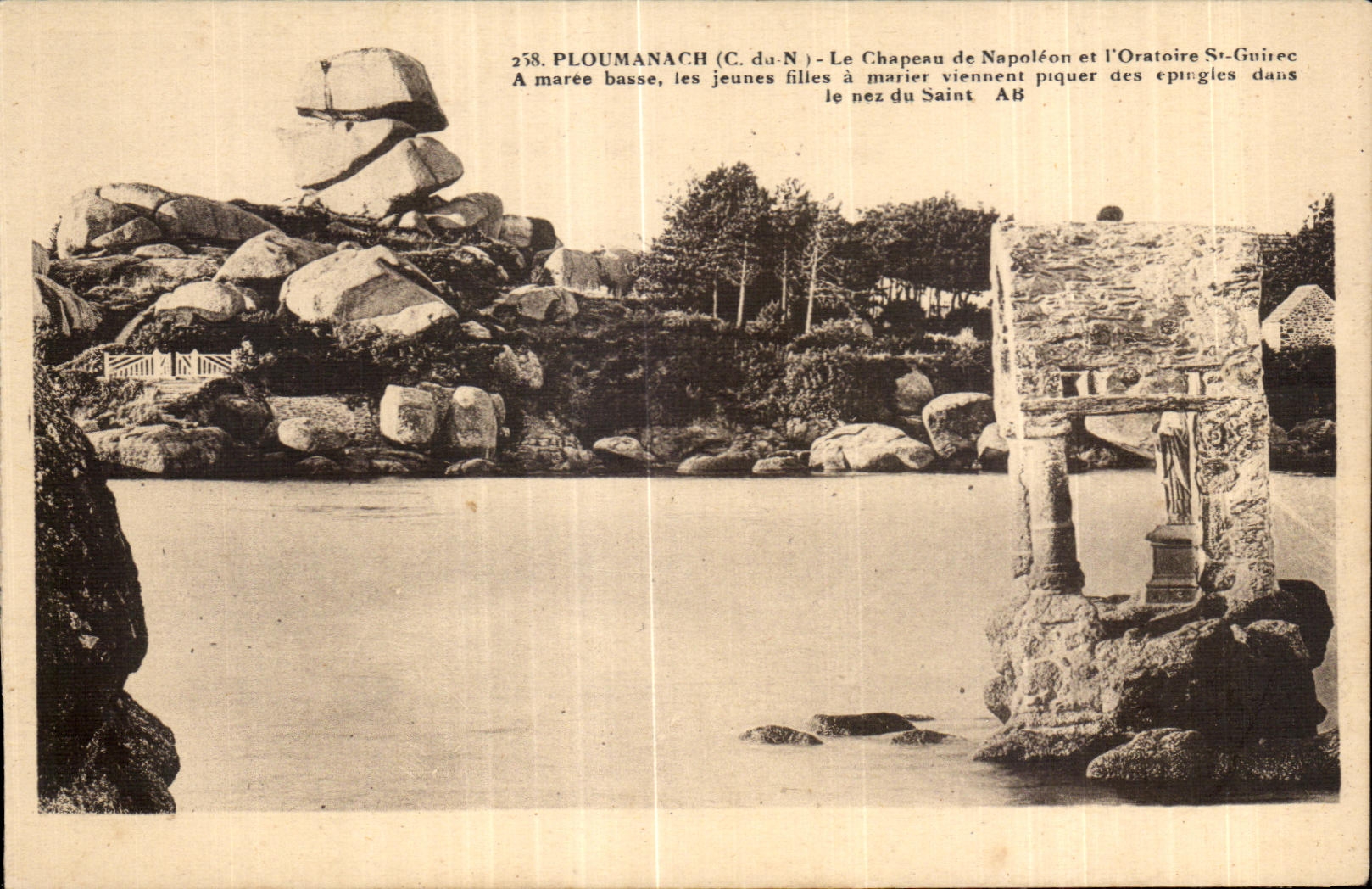 CPA Ploumanac h Le Chapeau de Napoleon et I oratoire St Guitee A maree basse les jeunes filles a marier viennet piquer des epingles dans le nez du saint