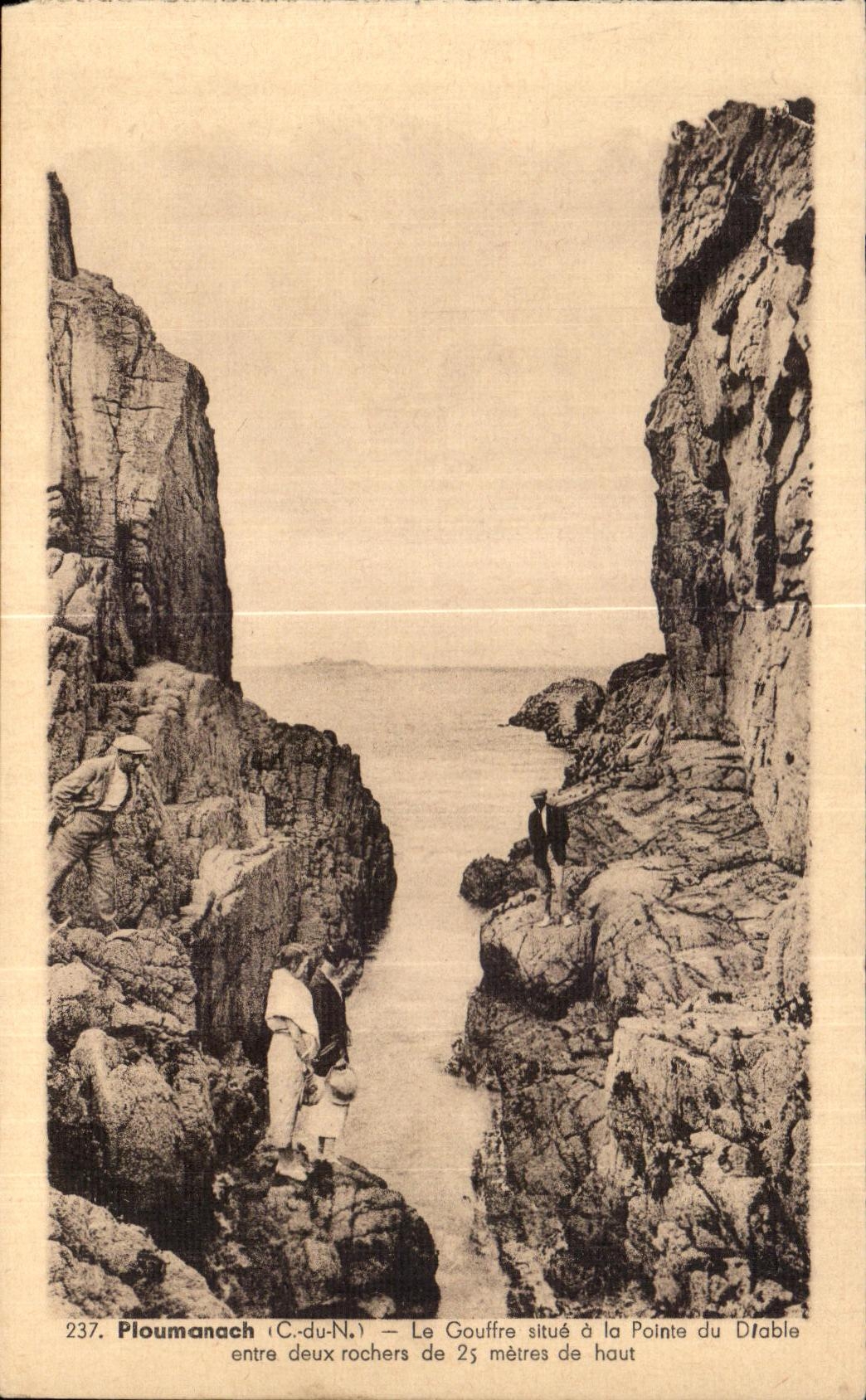 CPA Ploumanac h Le Gouffre sltue a la Pointe du Dlable entre deux rochers de 25 metres de haut