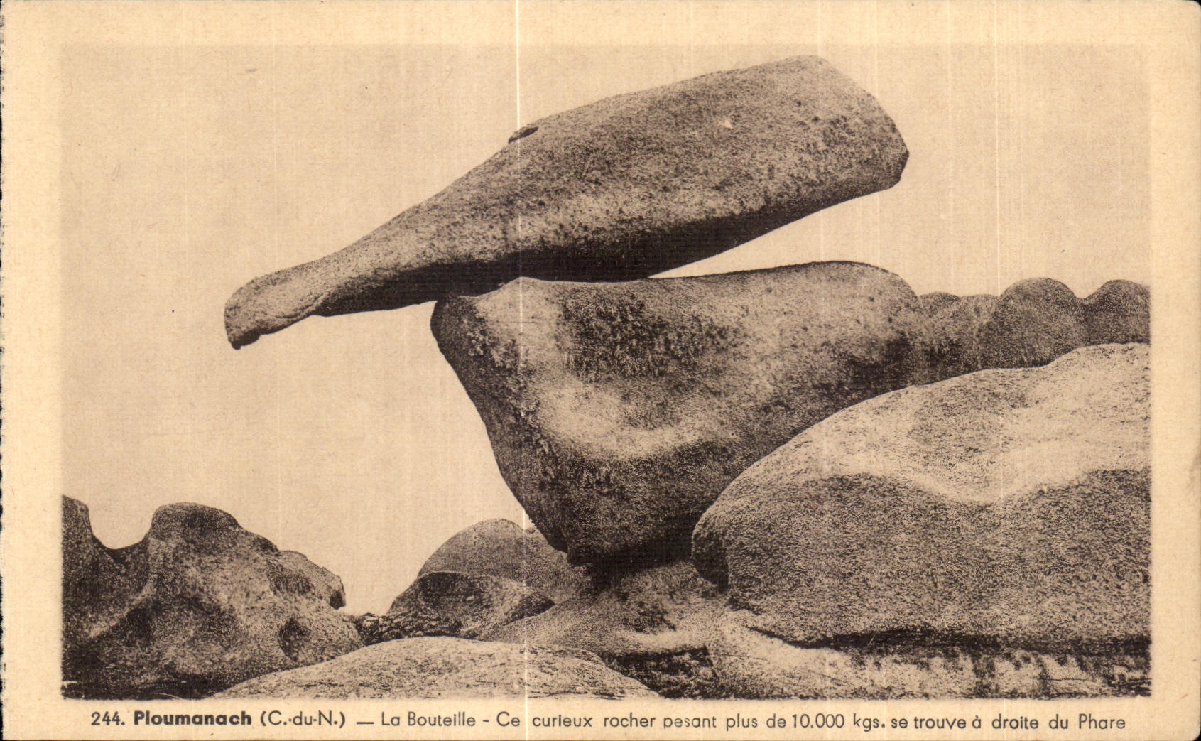 CPA Ploumanac h La Bouteille Ce curieux rocher pesant de 10000 Kgs se trouve a droite du Phare