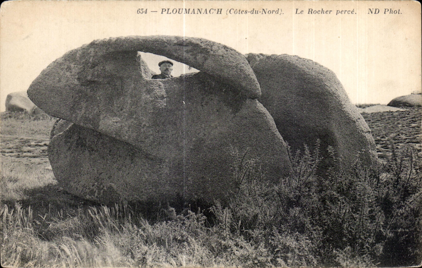 CPA Ploumanac h Cotes du Nord Le Rocher perce