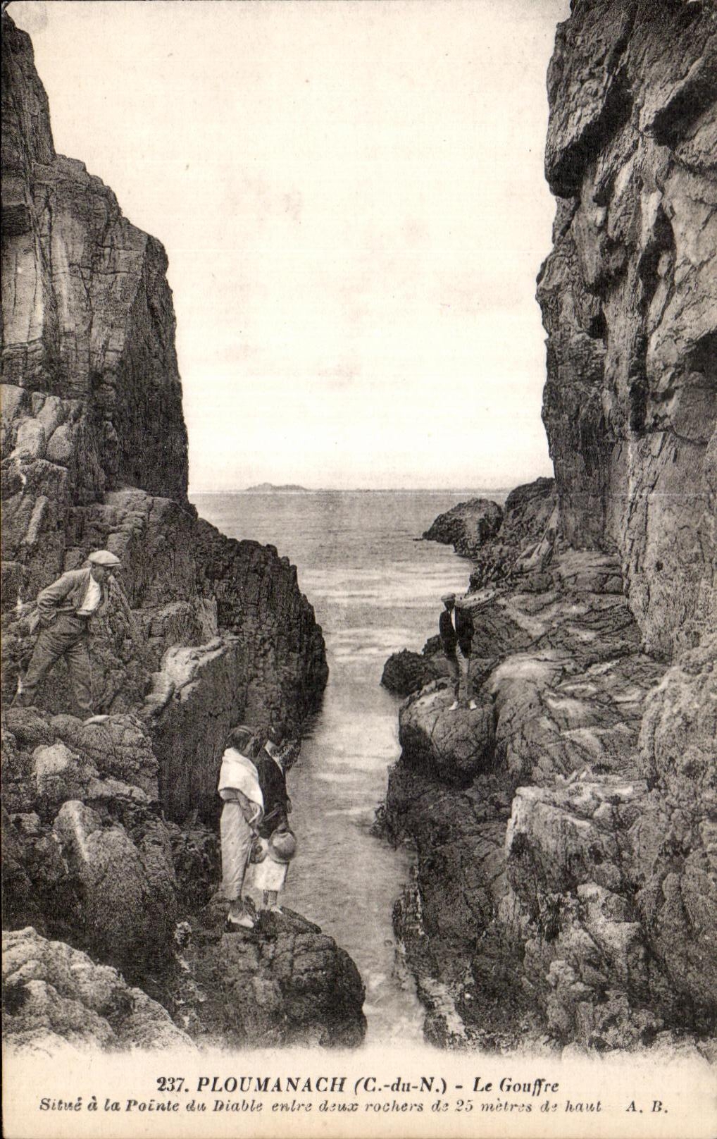 CPA Ploumanac h Le Gouffre Situe a la Pointe du Diable entre deux rochers de 25 metres de haut