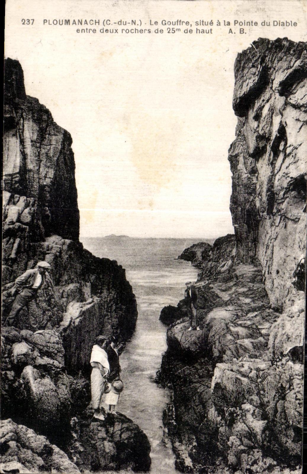 CPA Ploumanac h Le Gouffre Situe a la Pointe du Diable entre deux rochers de 25 m de haut