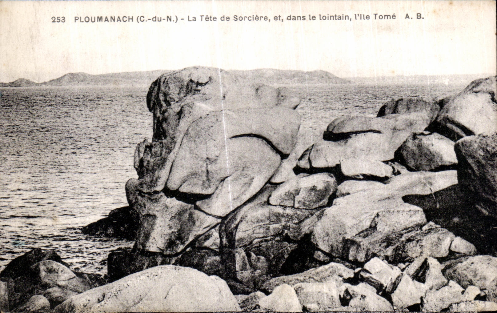 CPA Ploumanac h La Tate de Sorrciere et dans le lointain I ll Tome