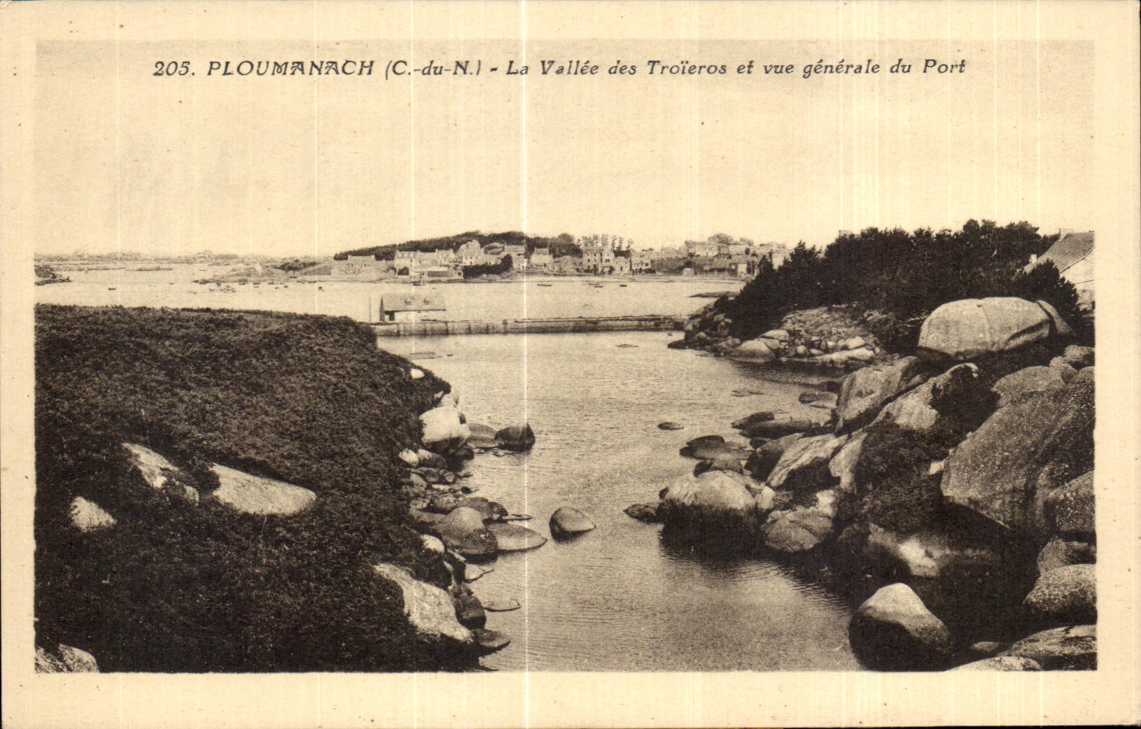 CPA Ploumanac h La Vellee des Troieros et vue generale du port
