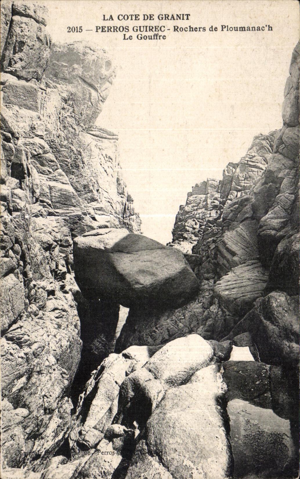 CPA La Cote De Granit Rochers de Ploumanac h Le Gouffre