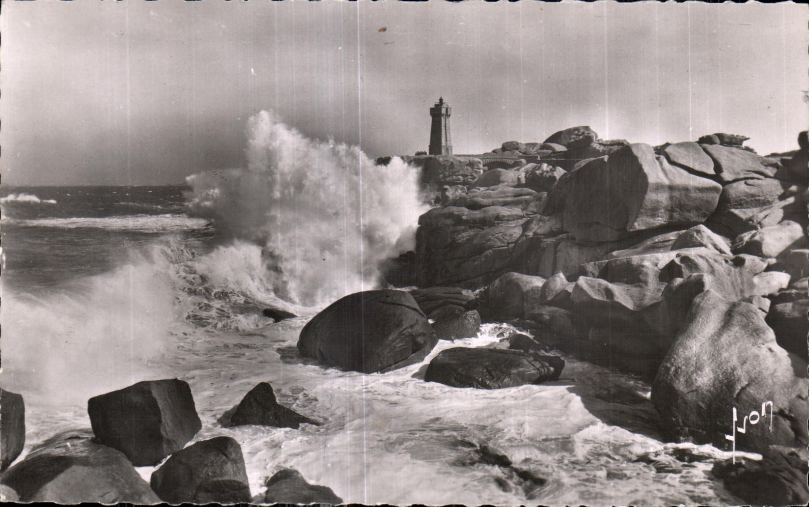 CPA Ploumanac h La Templete a l assaut du Phare
