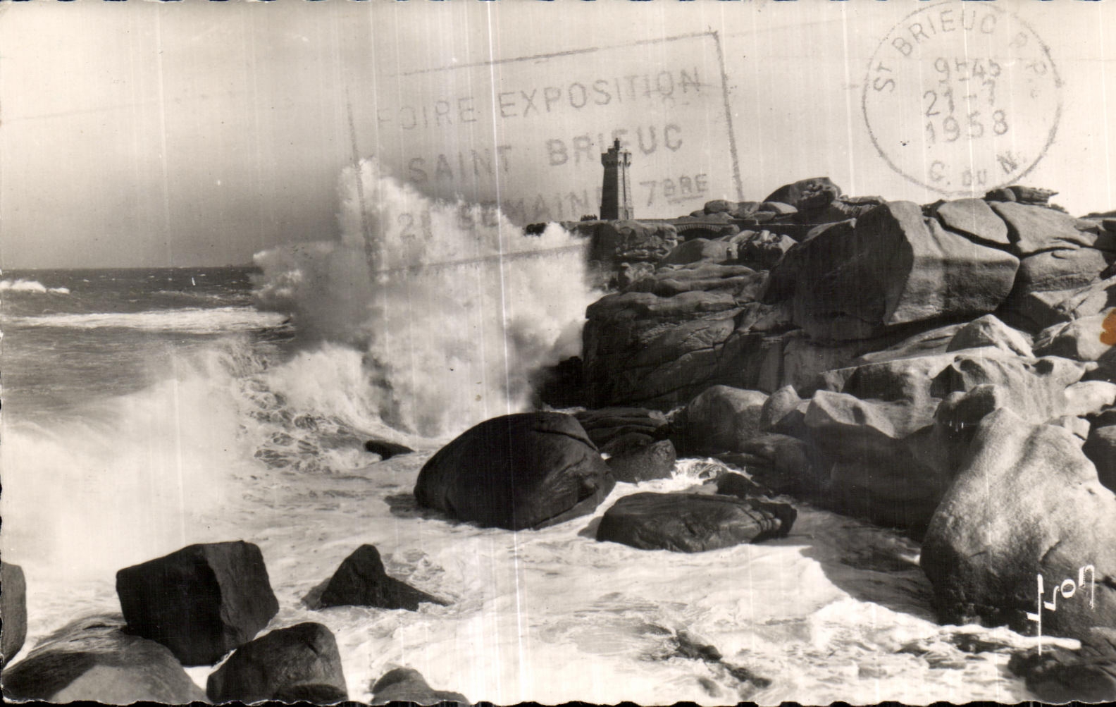 CPA Ploumanac h en PERROS GUIREC La Tempete a l assaut du Phare