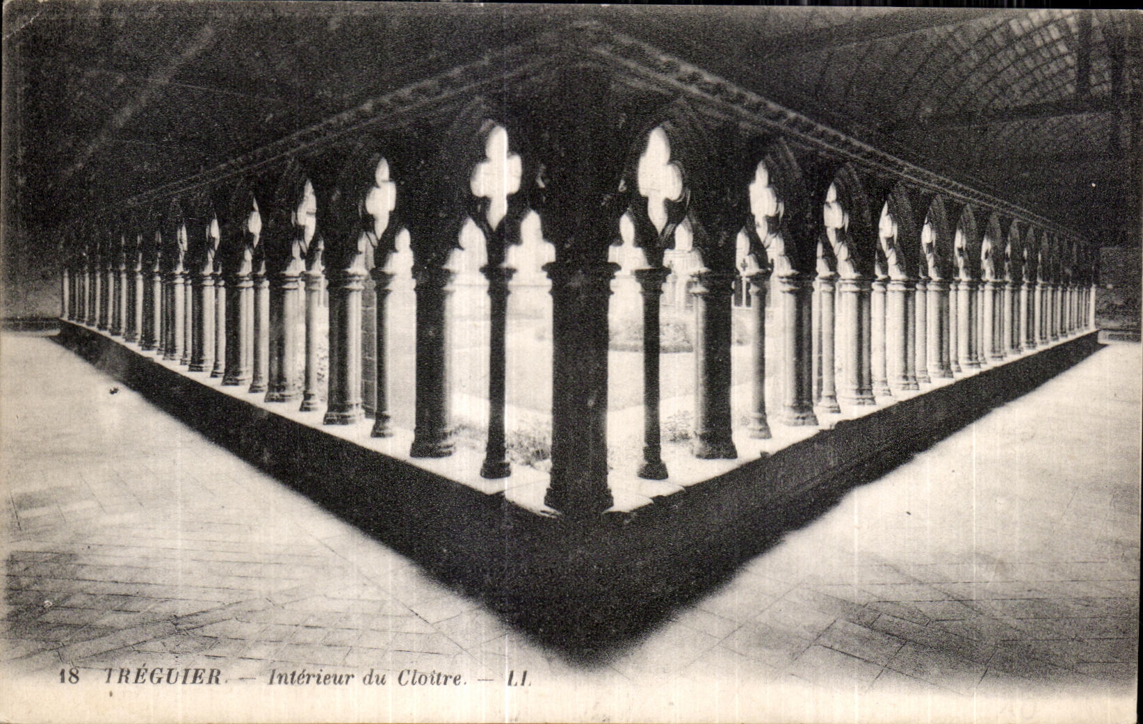 CPA Treguier Interieur du Cloure