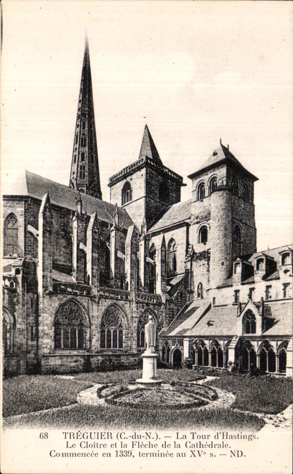 CPA Treguier La Tour d Hastings le cloitre et la fleche de la cathedrale