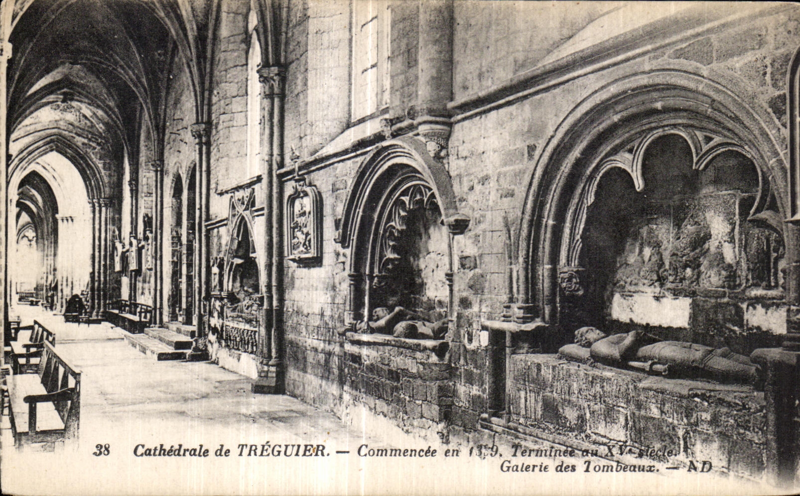 CPA Cathedrale de Treguier Galerie des tombeaux