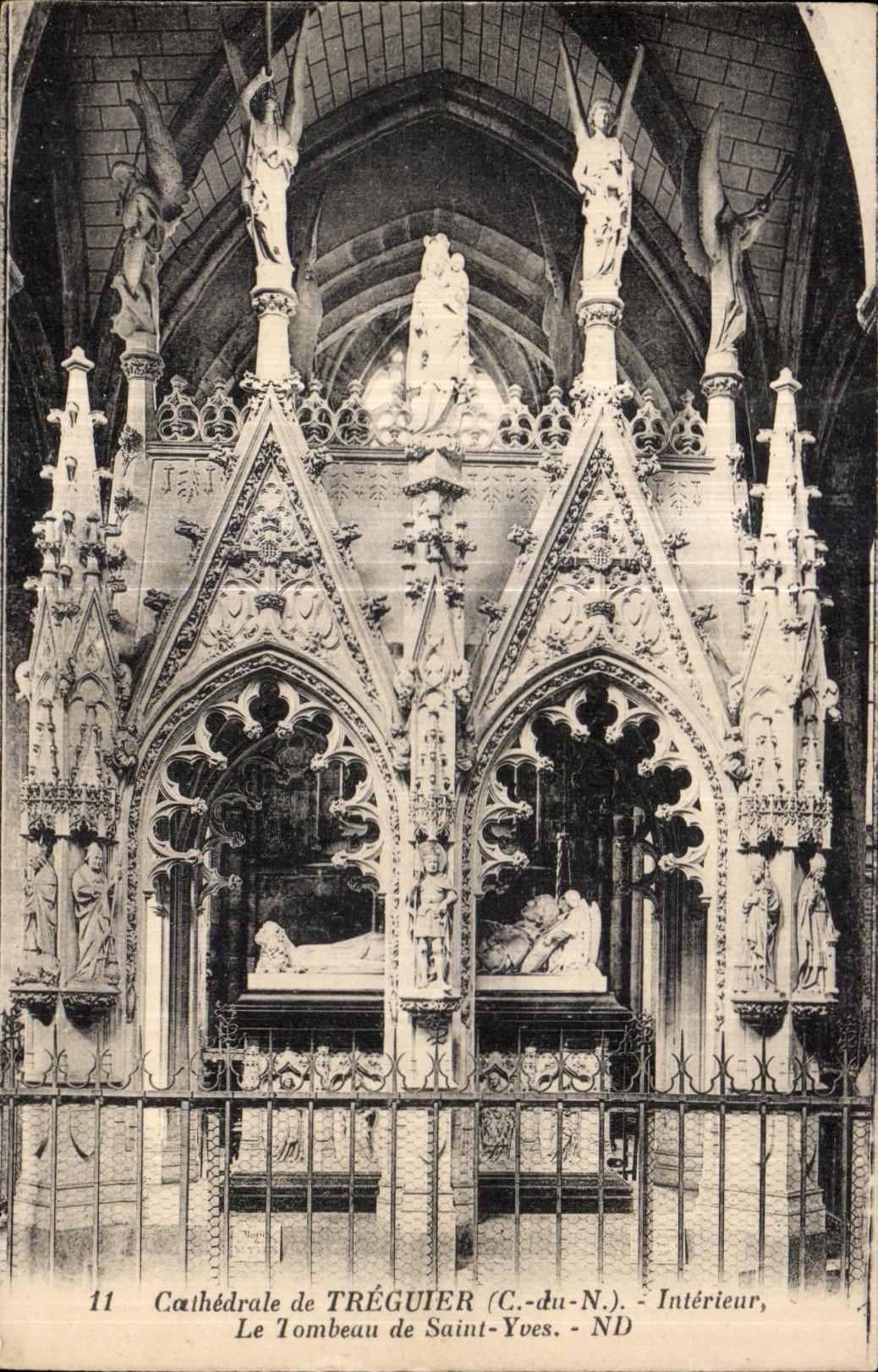 CPA Cathedrale de Treguier interieur Le tombeau de Saint Yves