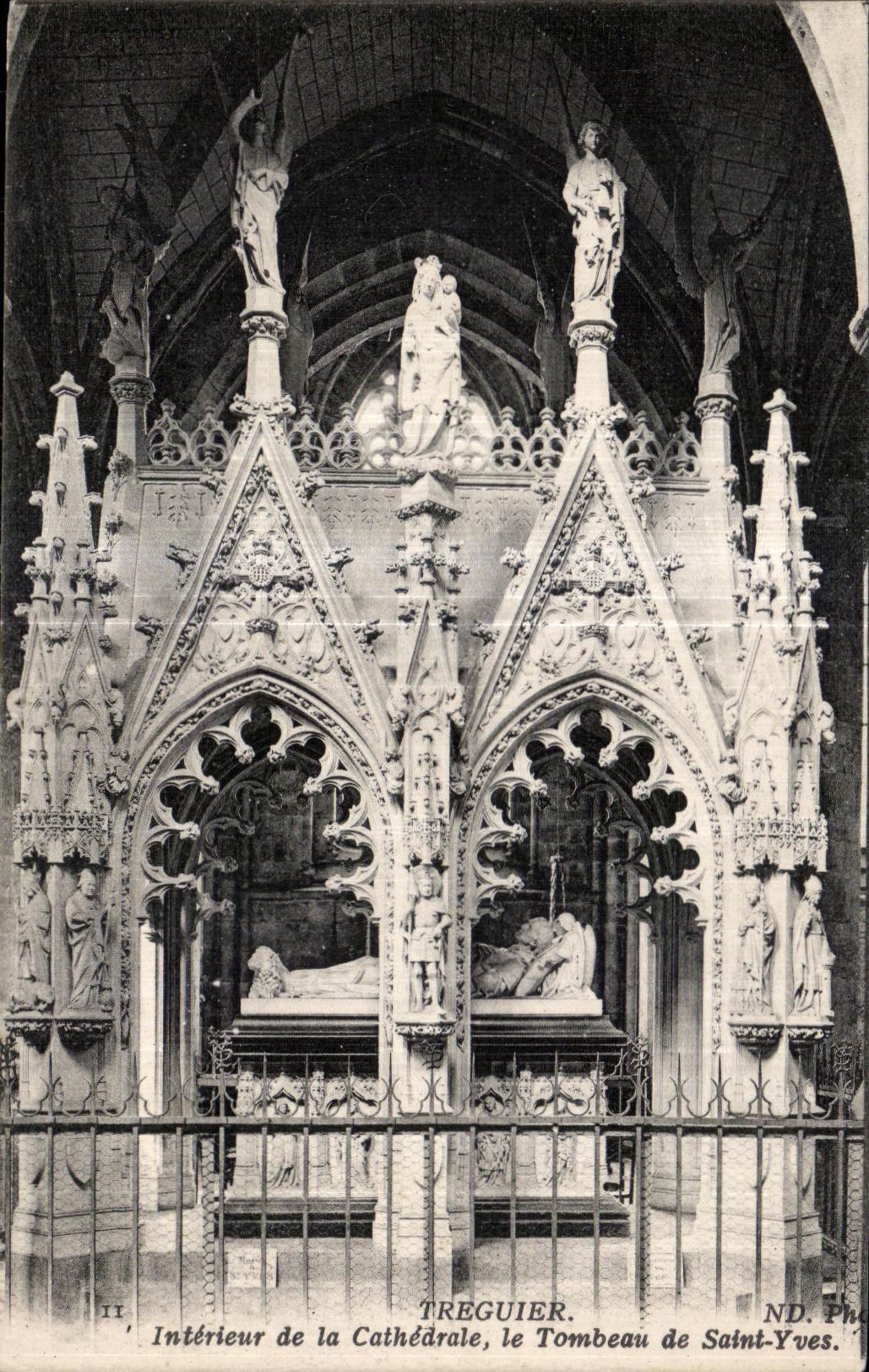 CPA Treguier Interiteur de la Cathedrale le Tombeau de Saint Yves
