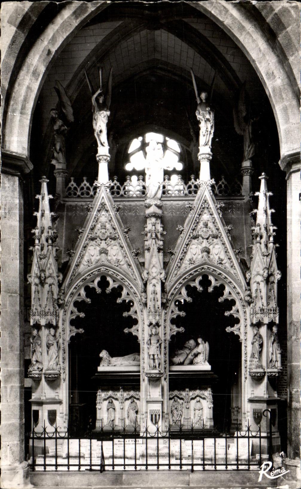 CPA Treguier Le Tombeau de Saint Yves