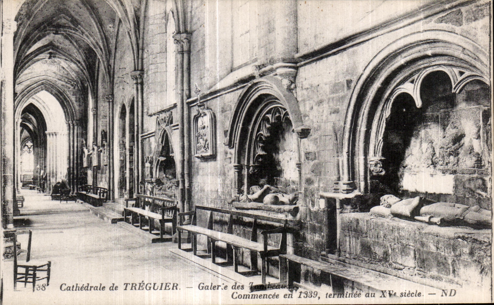 CPA Cathedrale de Treguier Galerie des tombeaux