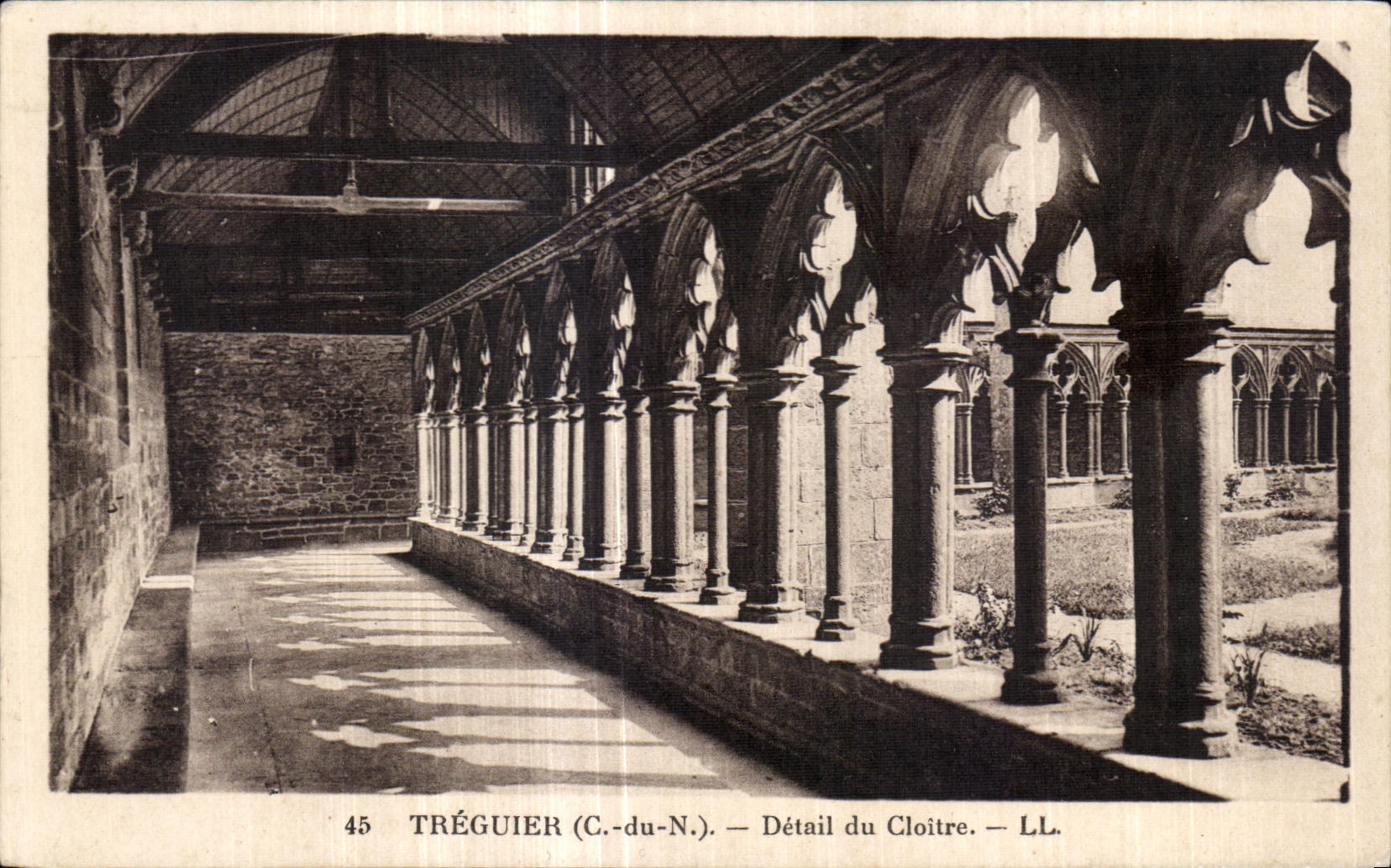 CPA Treguier Details du cloitre