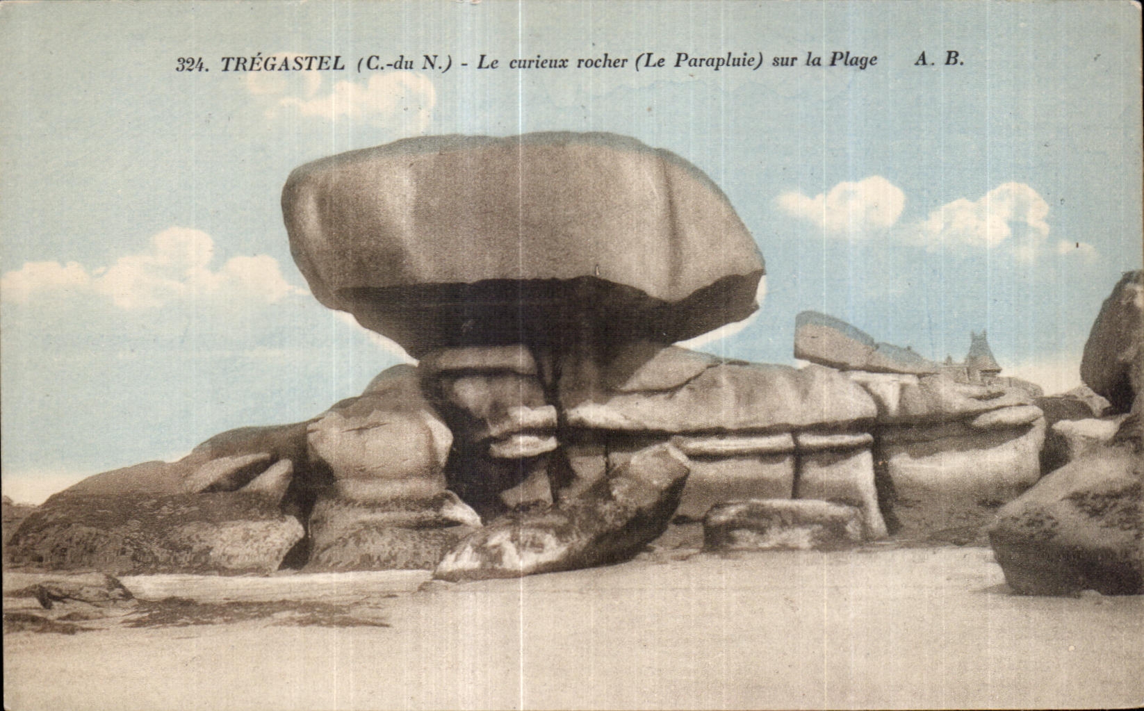 CPA Tregastel Le Curieux Rocher sur la Plage