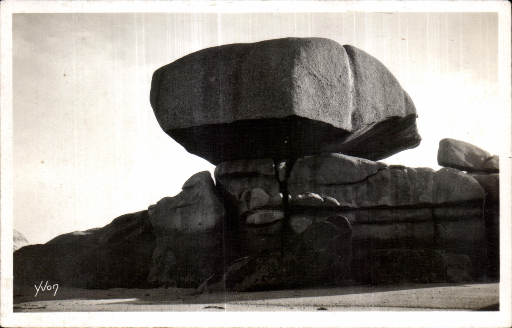 CPA Tregastel Enorme Bloc de Rocher de Granit