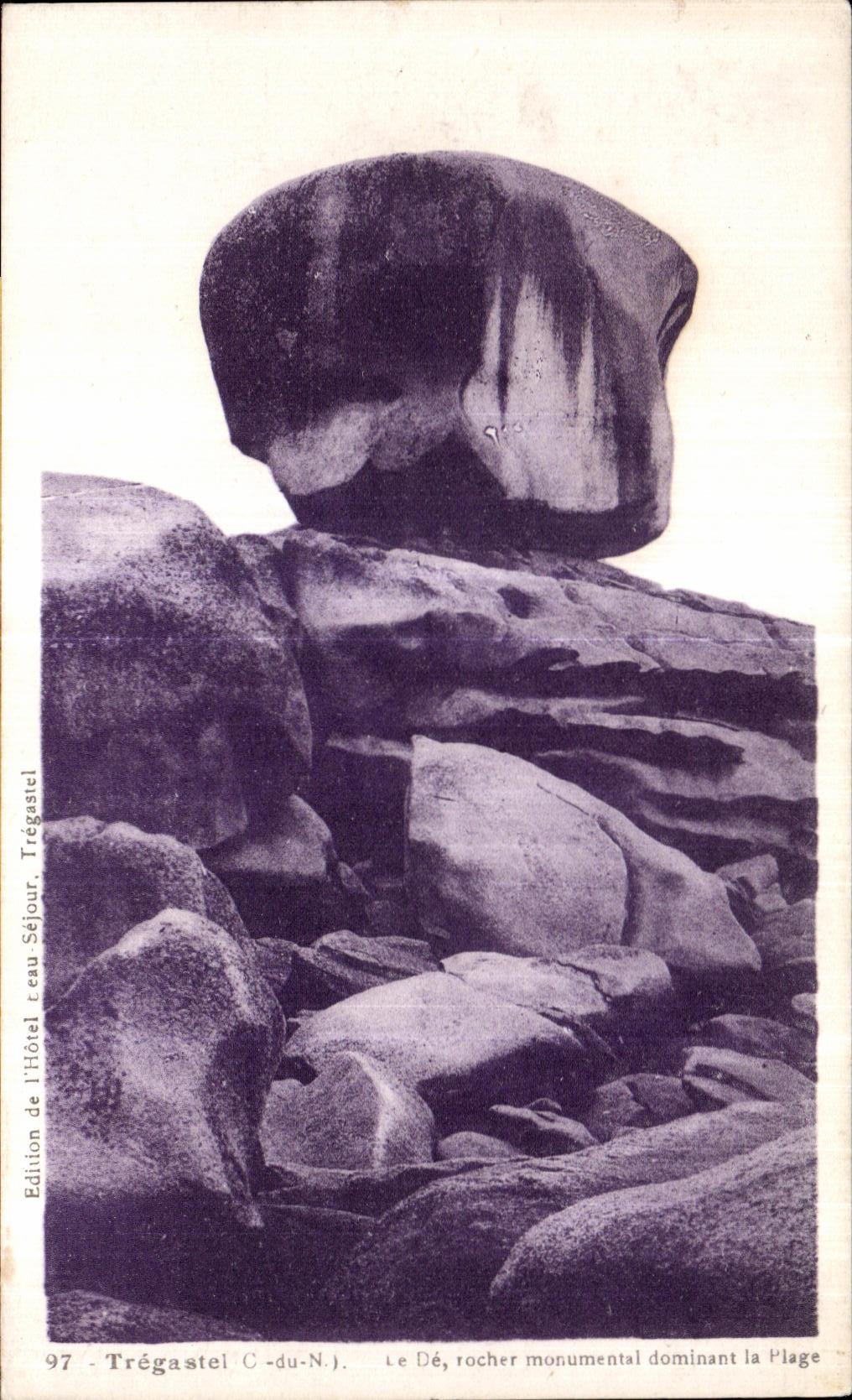 CPA Tregastel Le De Rocher Monumental dominant la Plage