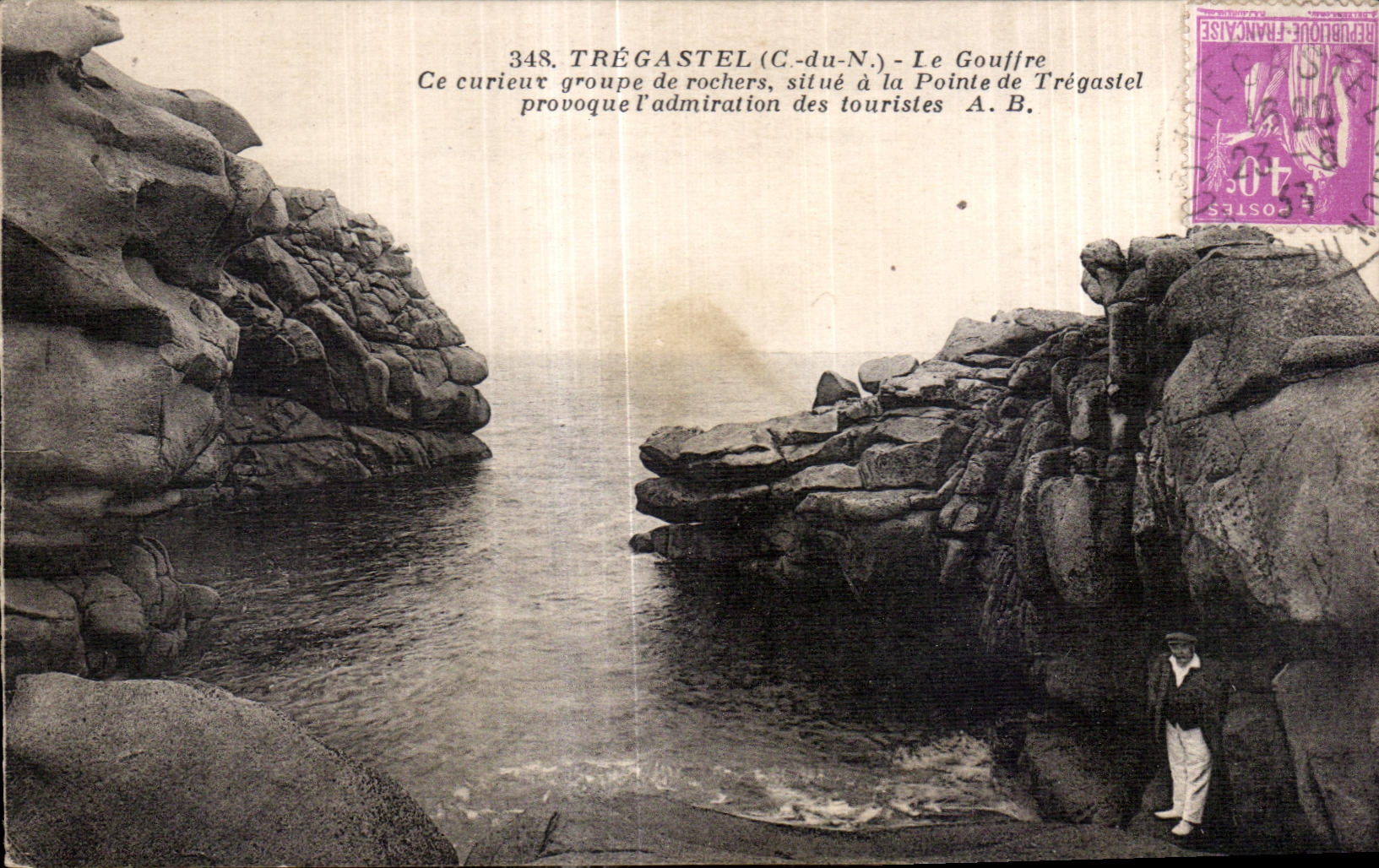 CPA Tregastel Le Gouffre Ce curieux groupe de rochers situe a la Pointe de Tregastel provoque l admiration des touristes