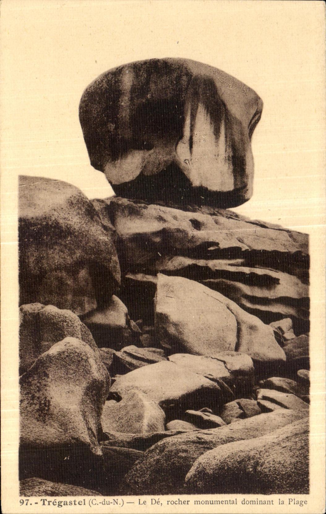 CPA Tregastel Le De rocher Monumental dominant la Plage