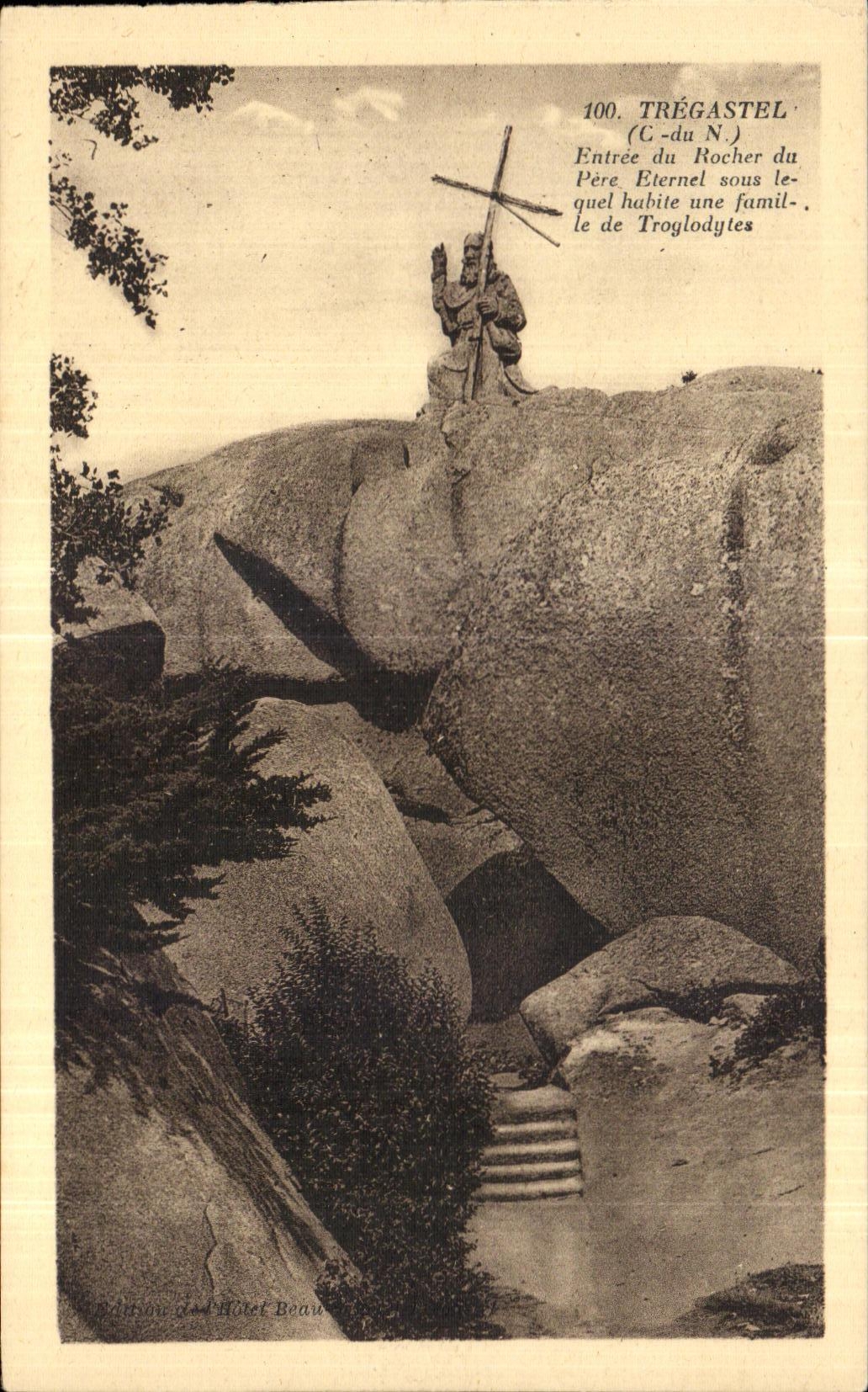CPA Tregastel Entree du Rocher du Pere Eternal sous le quel habite une famille de Troglodytes