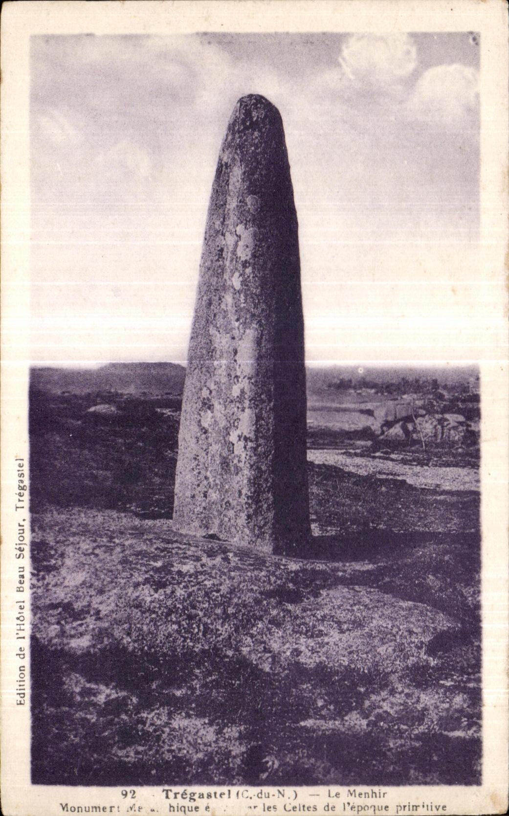 CPA Tregastel Le Menhir Monument hique les Ceites de L epoque primitive