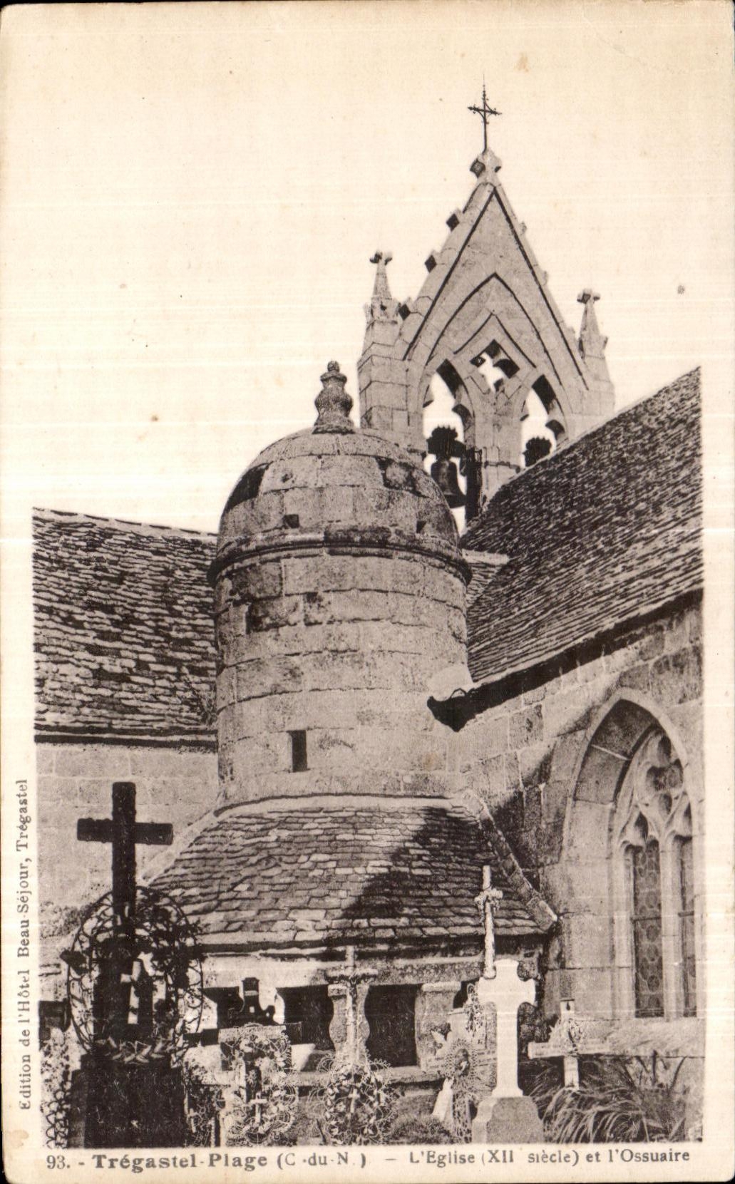 CPA Tregastel Plage L Eglise et I Ossuaire