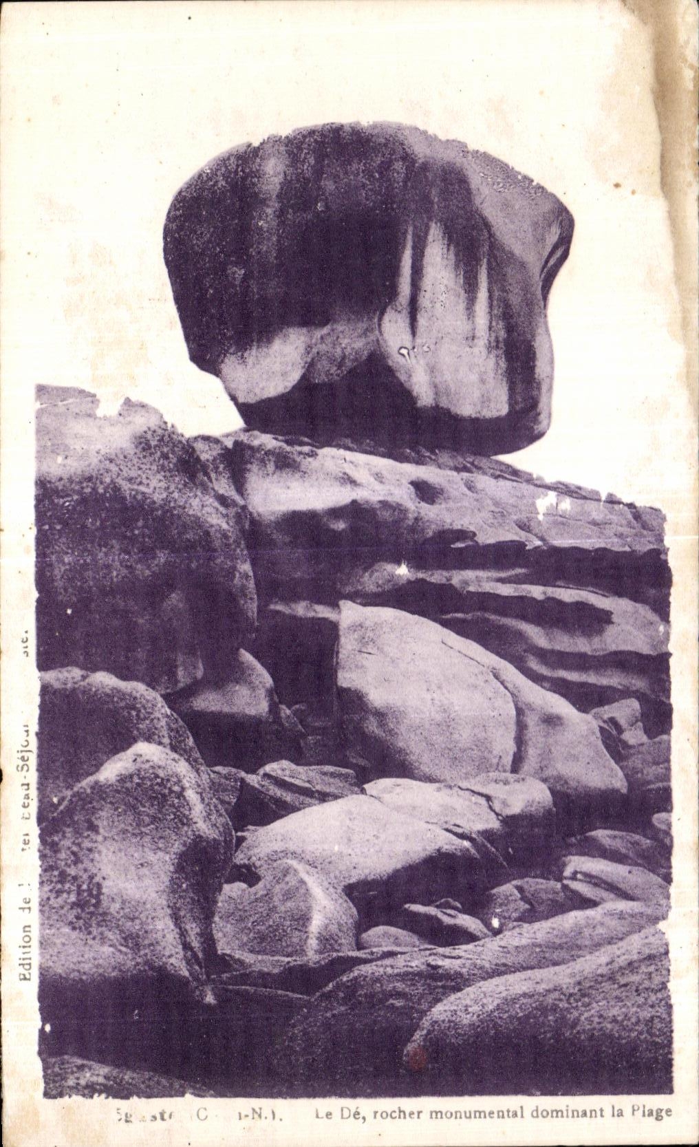 CPA Tregastel Le De rocher monumental dominant la Plage