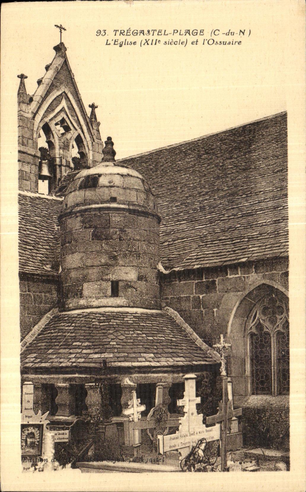 CPA Tregastel Plage L Eglise et I Ossuaire