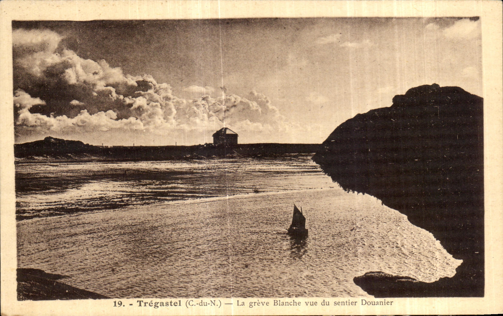 CPA Tregastel Le greve Blanche Vue du Sentier Douanier