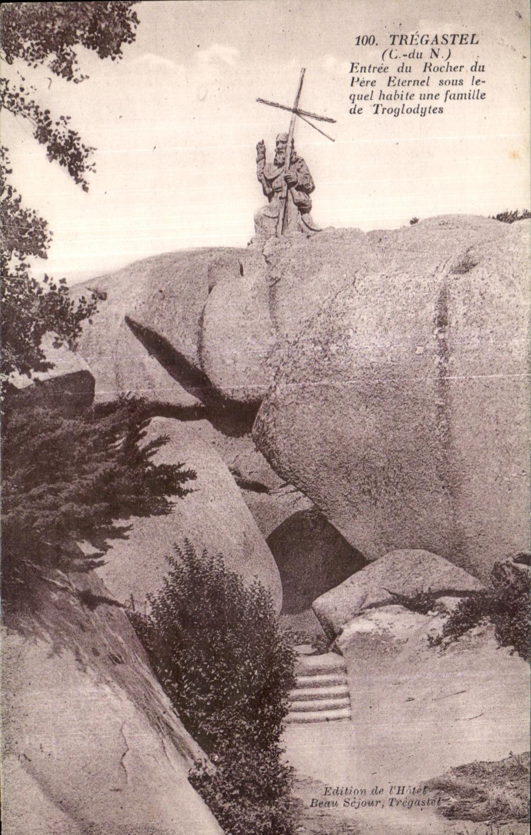 CPA Tregastel Entree du Rochers du Pere Eternel sous lequel habite une famille de Troglodytes