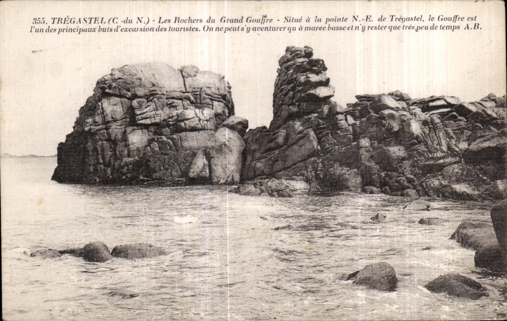 CPA Tregastel Les Rochers da Grand Gouffre Situe a la Pointe de Tregastel le Gouffre l un des Principaux buts d excursio