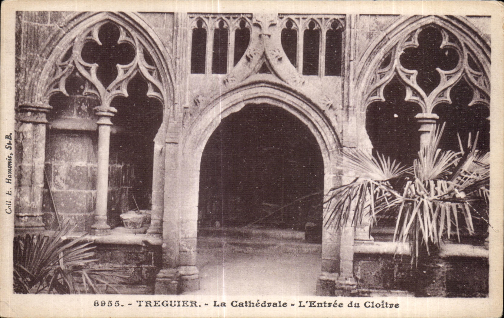 CPA Treguier La Cathedrale L Entree du Cloitre