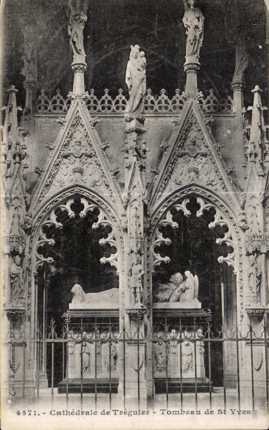 CPA Cathedrale de Treguier Tombeau de Saint Yves