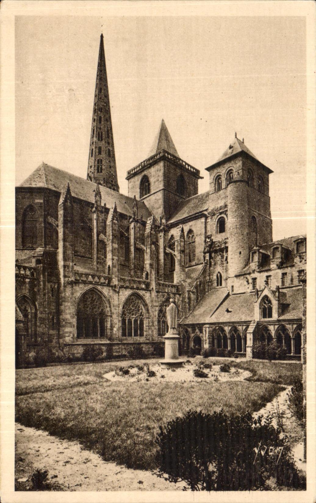 CPA Treguier Abside de la Cathedrale Tour D Hastings et le Cloitre