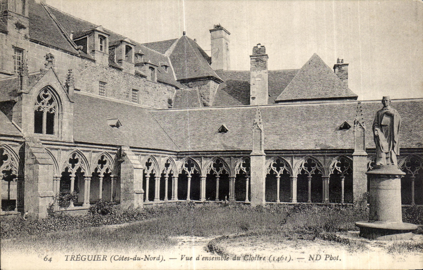 CPA Treguier Vue d ensemble du Cloitre
