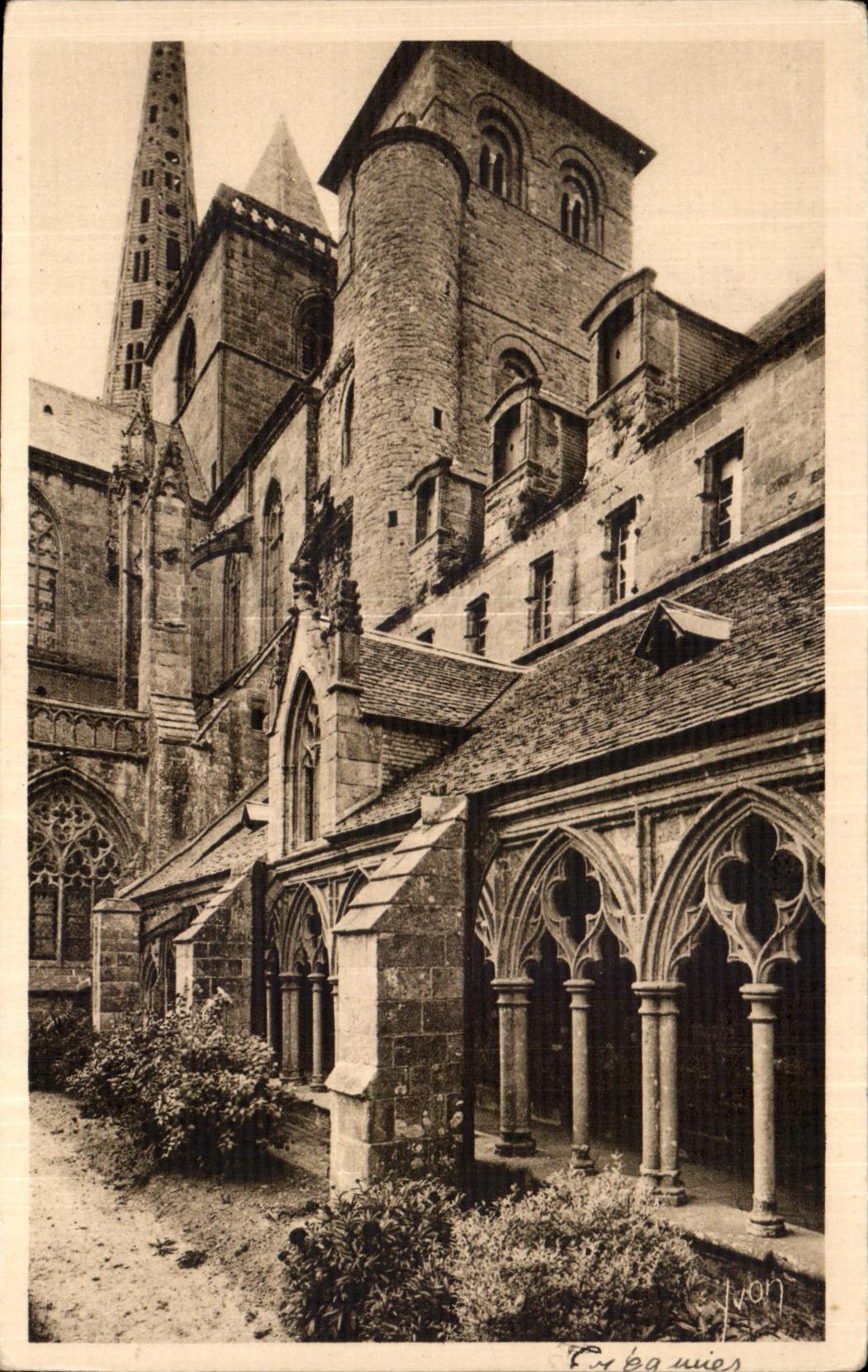 CPA Treguier La Cathedrale Tour d Hastings et Galerie du Cloitre