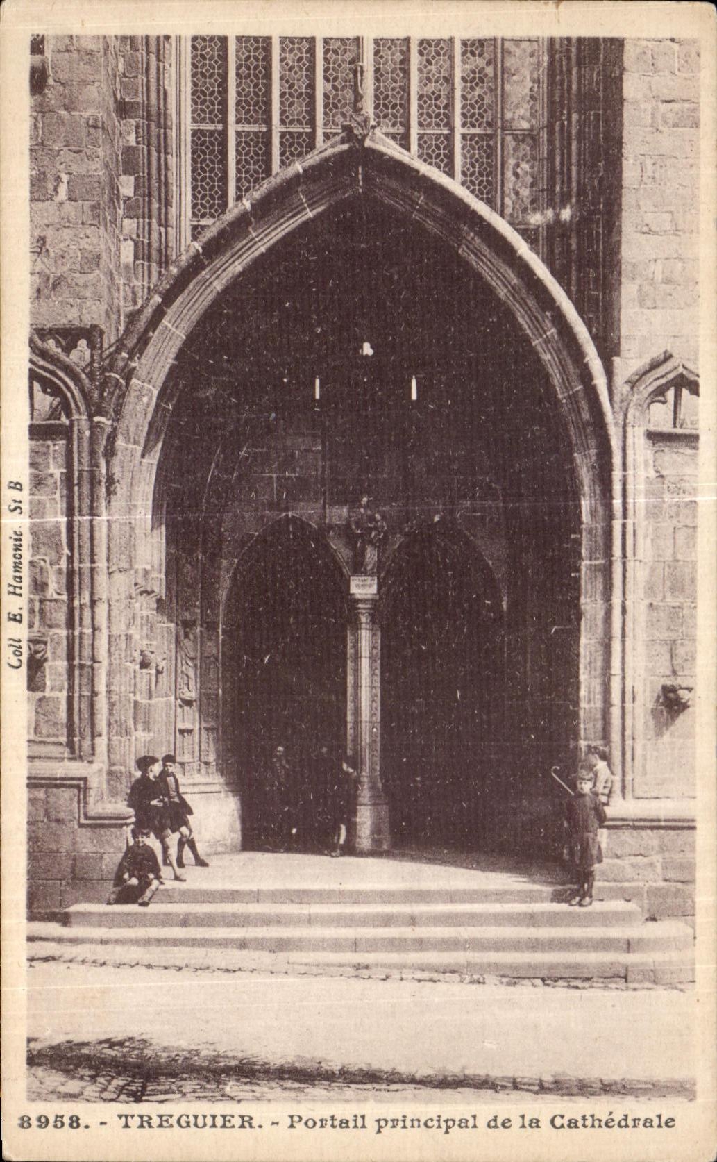 CPA Treguier Portail Principal de la Cathedrale Enfants