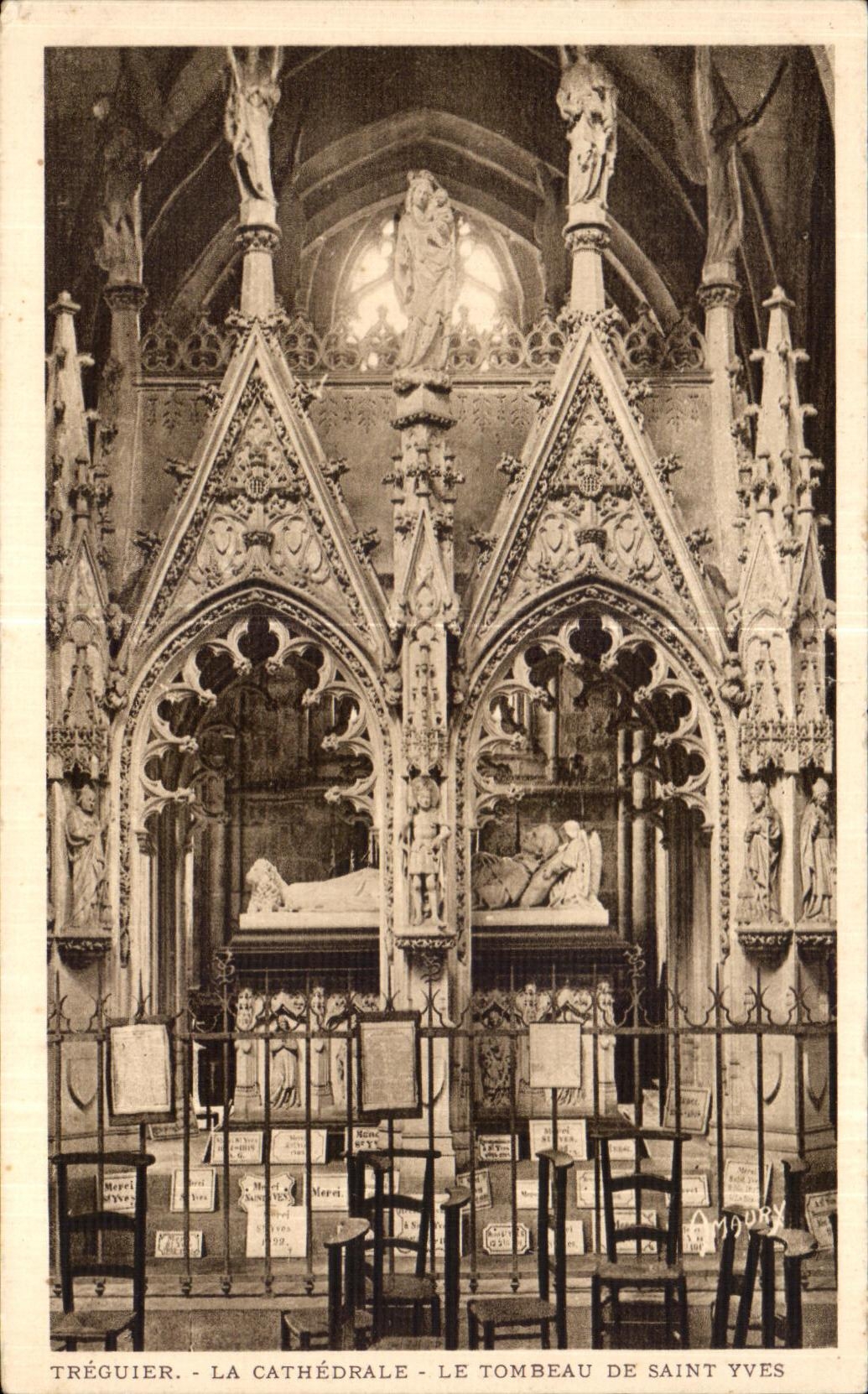 CPA Treguier La Cathedrale Le Tombeau De Saint Yves