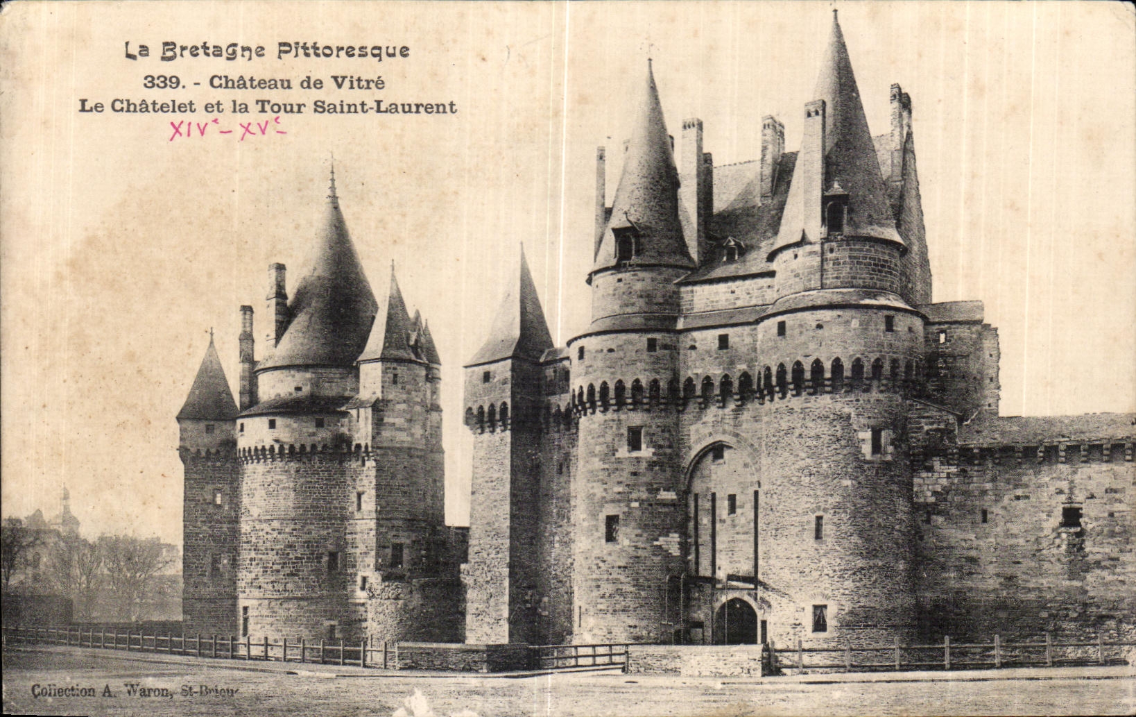 CPA La Bretagne Pittoresque Chateau de Vitre Le Chatelet et la Tour Saint Laurent
