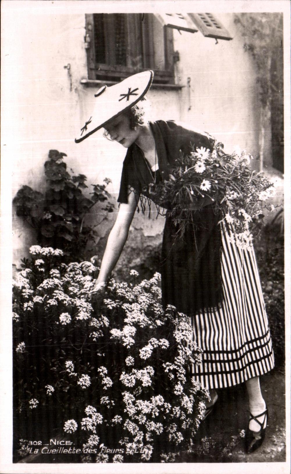 CPA Nice La Cueillette des Fleurs Folklore Costume