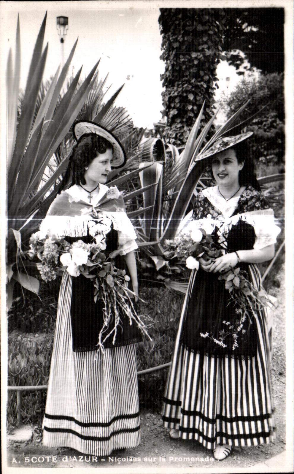 CPA Cote D Azur Nicoises sur le Promenade Folklore Costume Nice