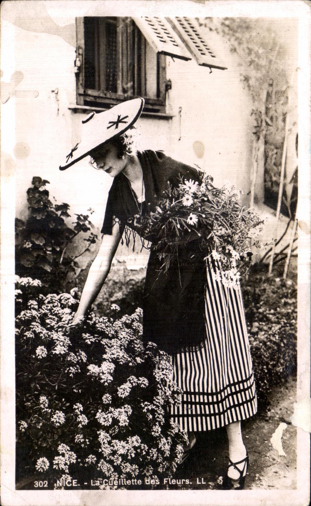 CPA Nice La Cueillette des Fieurs Folklore Costume
