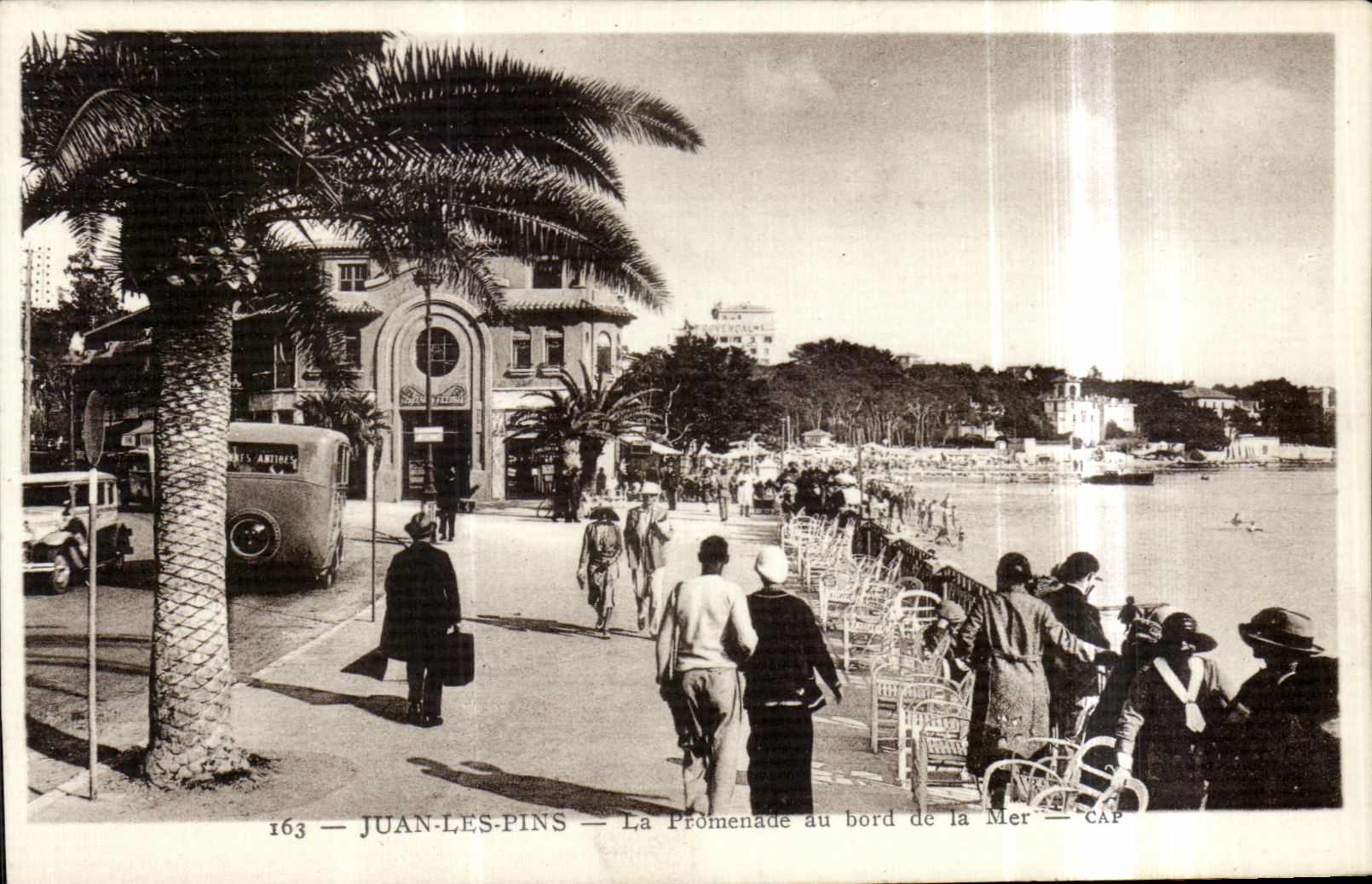 CPA Juan les Pins La Promenade au bord de la Mer