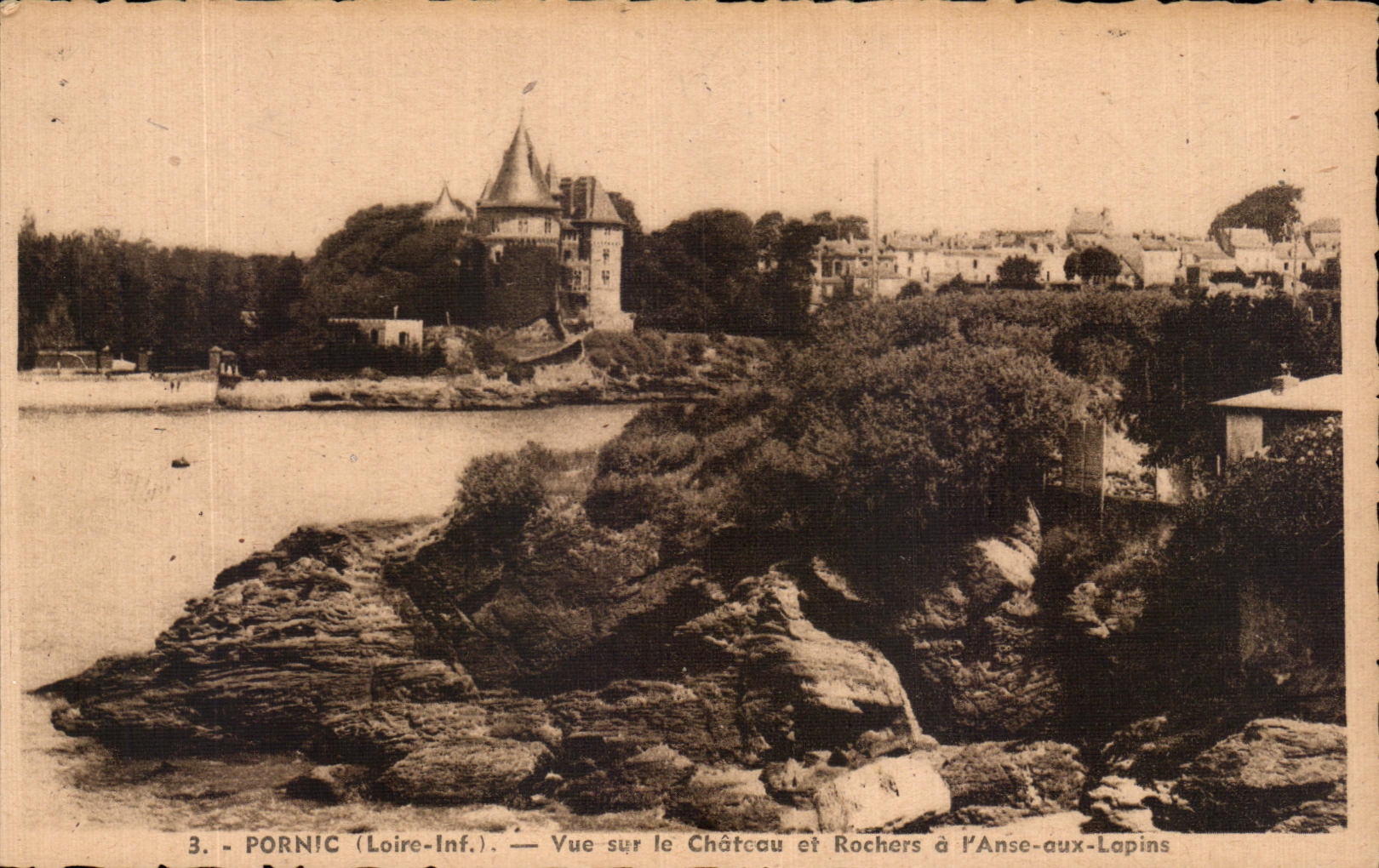 CPA Pornic Vue sur le Chateau et Rochers a l Anse oux Lopins