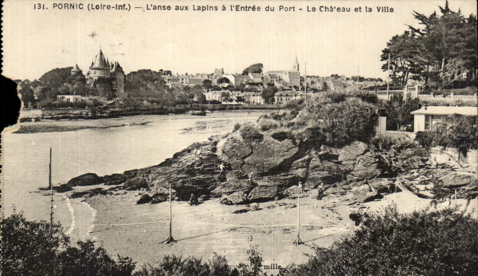 CPA Pornic L anse aux Lapins a l Entree du Port Le Cha eau et la Ville