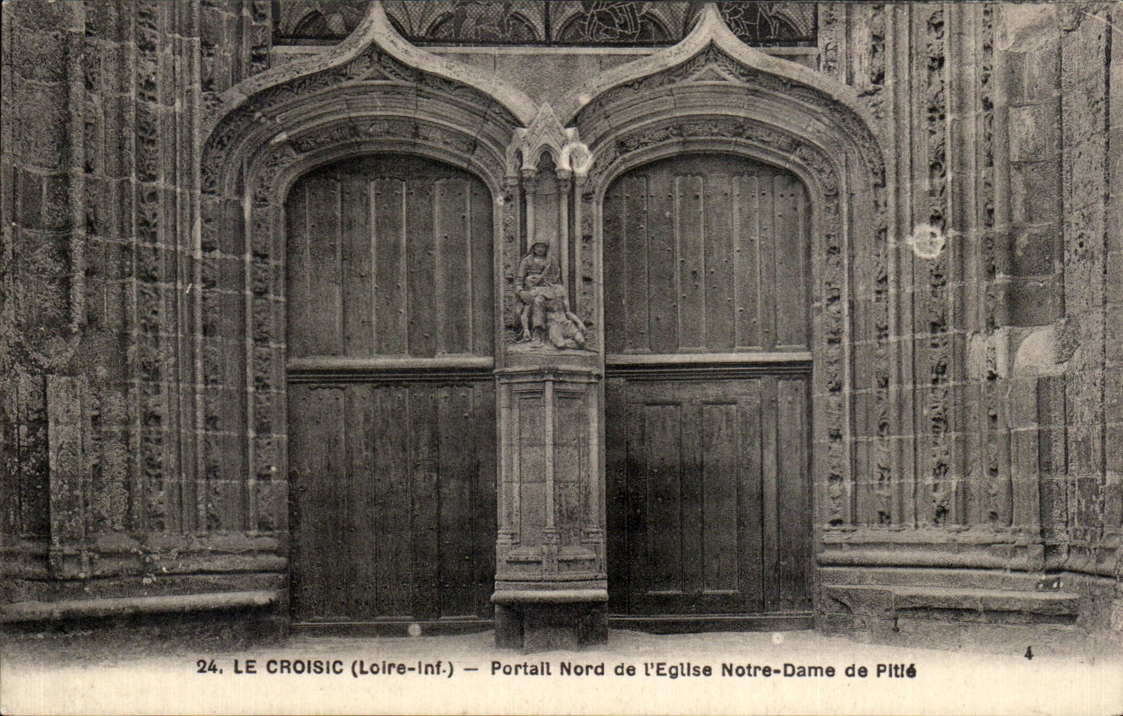 CPA Croisic el Loire inf Portall norteno de la iglesia Notre Dame de Pitie