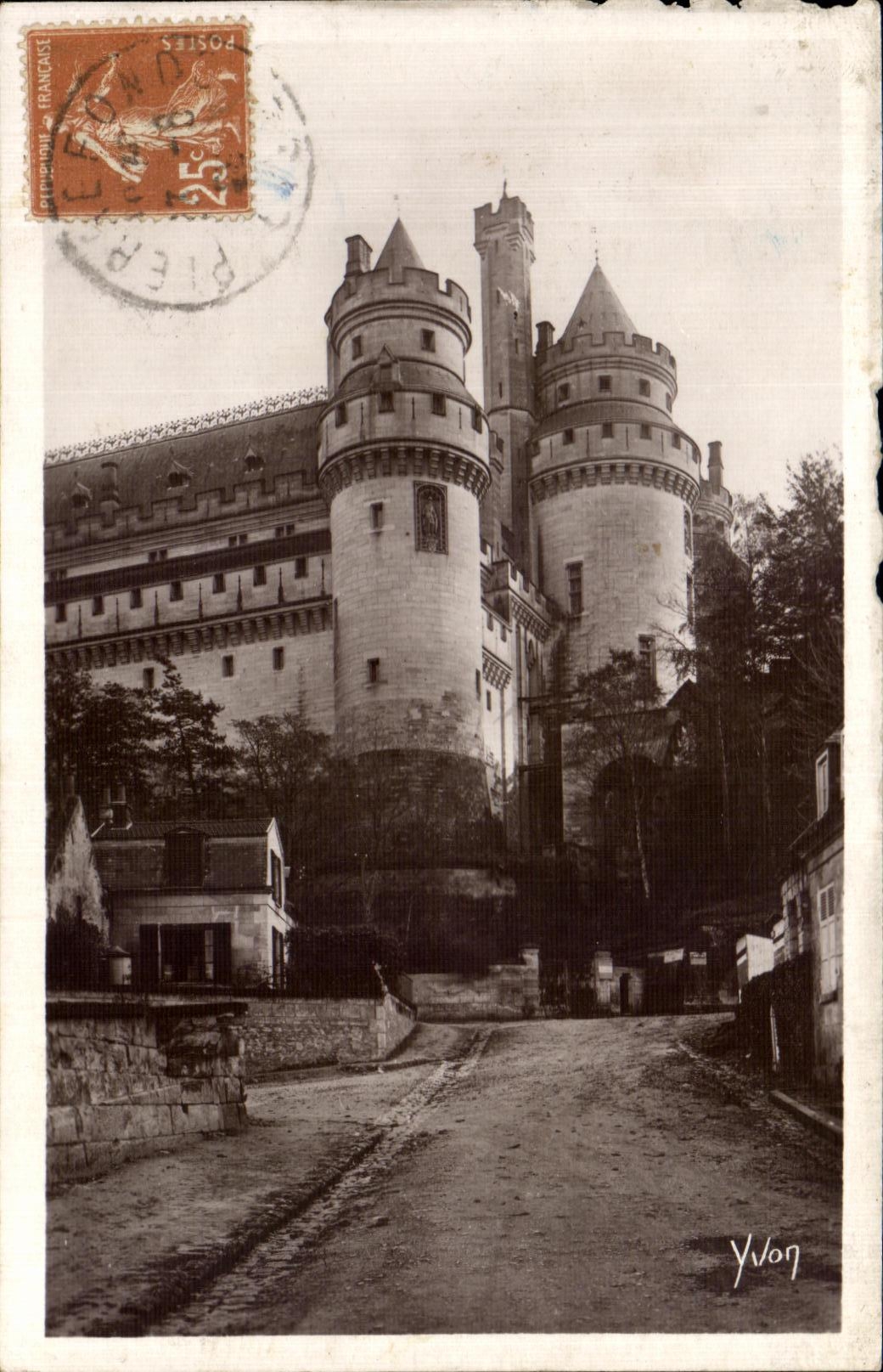 CPA Chateau De Pierrefonds L Arrivee au chateau