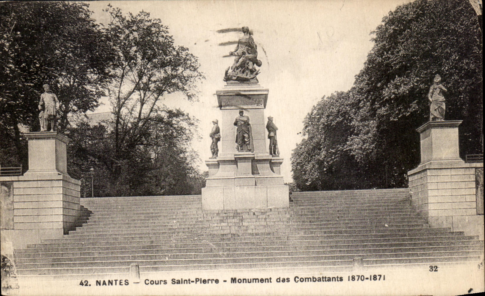 CPA Nantes Course Saint Pierre Monument das Combattents 1870-1871