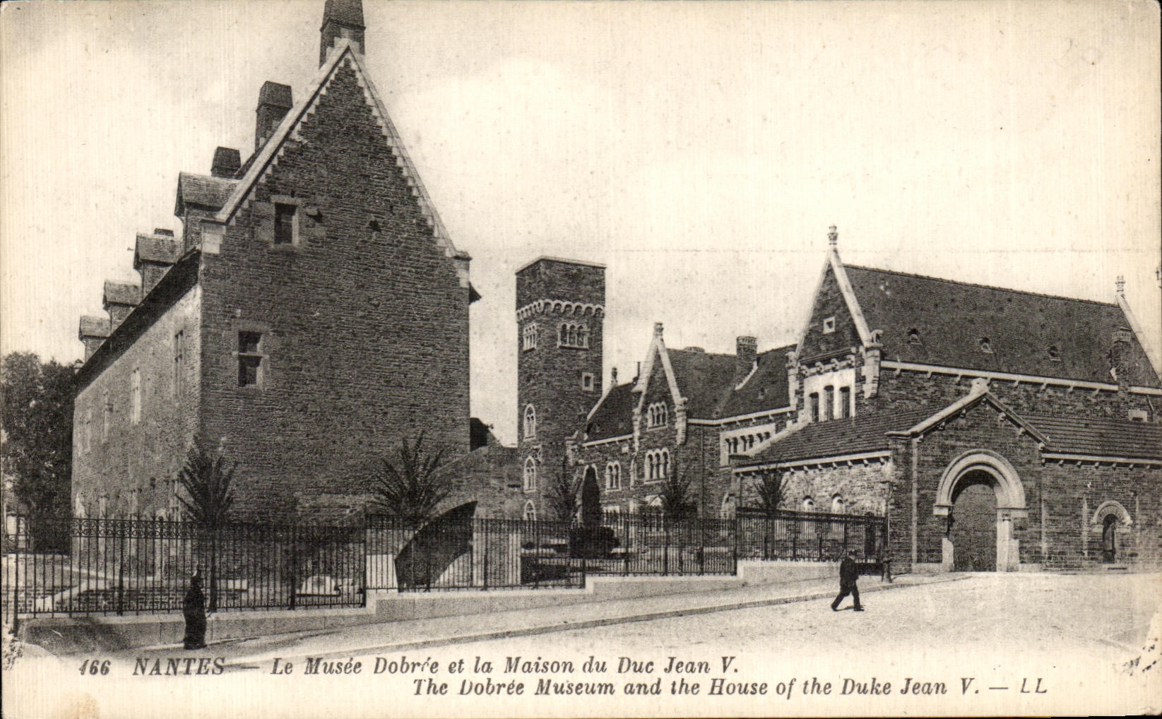 CPA Nantes the Dobree Museum the House of the Duke Jean V The Dobree Museum and the House off the Duke Jean
